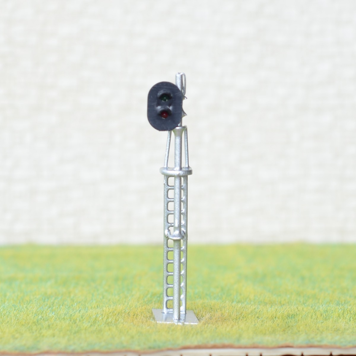 thumbnail image 2 of HO/OO Scale Model Train Block Signal – Silver LED Light, Brass – Unbranded 2 of 4
